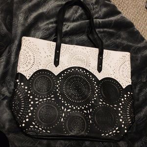 Medallion black and white tote bag